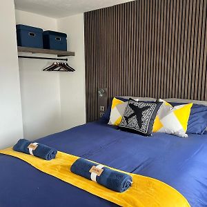 Aerosuites Luton - Shared And Private Accommodations Mins From Luton Airport,Free Selected Breakfast,Adults Only,Parking Must Be Reserved And Prepaid At The Time Of Booking 3Gbp Per Night, No Visitors Allowed, Late Self Check In And Early Self Check